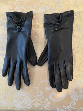 Daniel genuine leather gloves, button details, black? Medium
